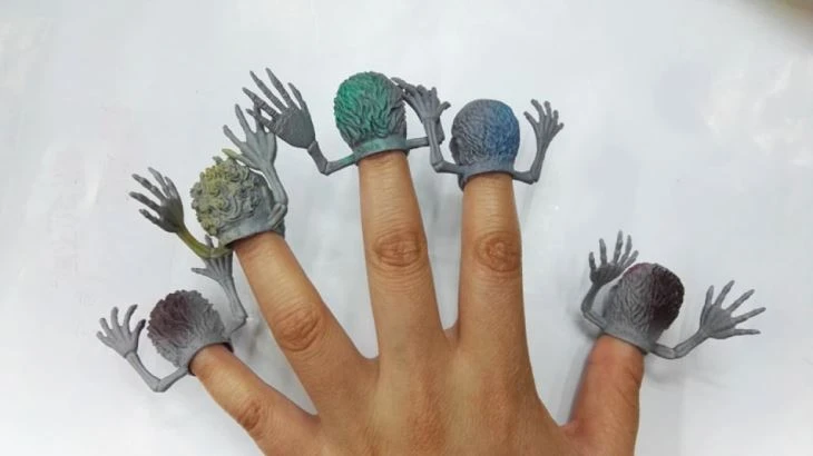 Plastic Capsule Toy Monster Finger Puppet For Children 3