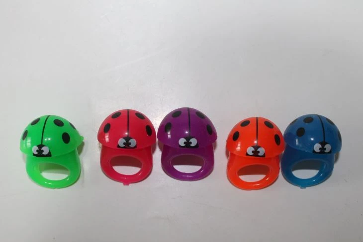 Popular With The Children Of The Beetle Ring Capsule Toys Flash Toys 2