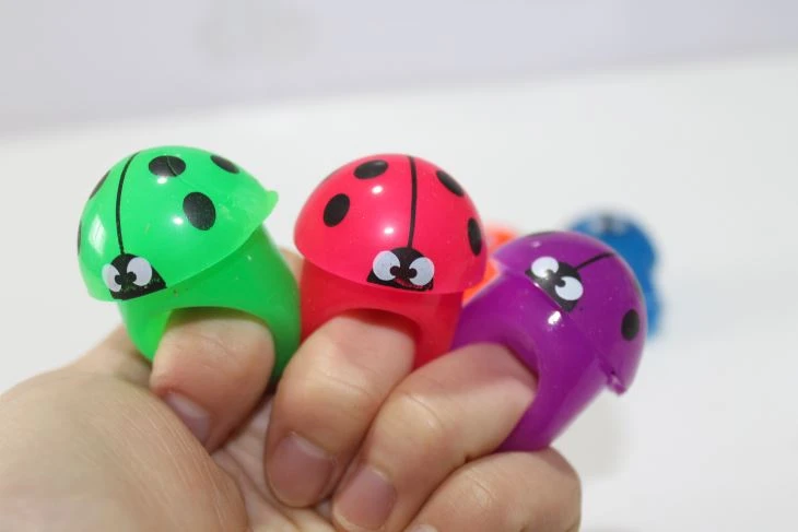 Popular With The Children Of The Beetle Ring Capsule Toys Flash Toys 4