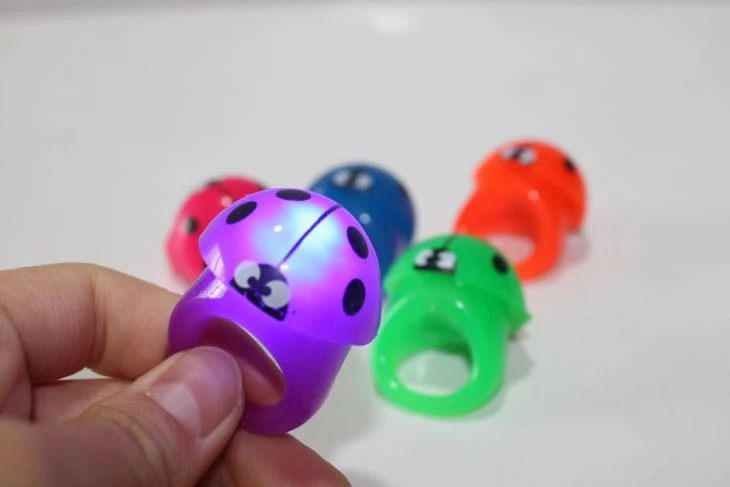 Popular With The Children Of The Beetle Ring Capsule Toys Flash Toys 8