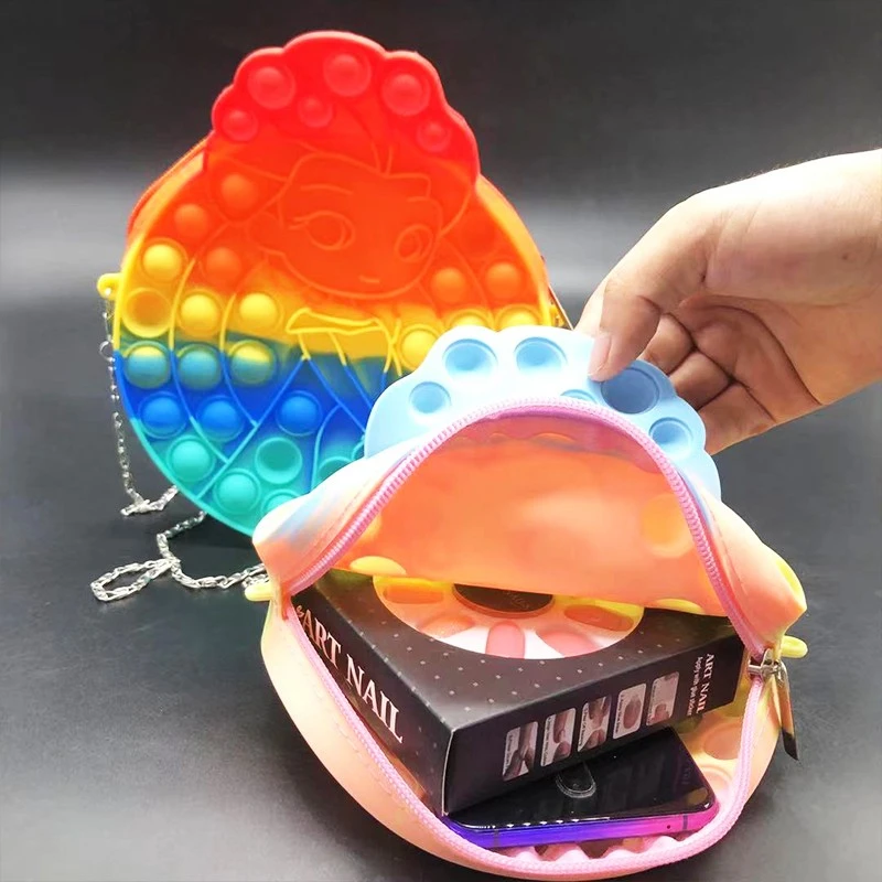 girls push bubble bags (3)