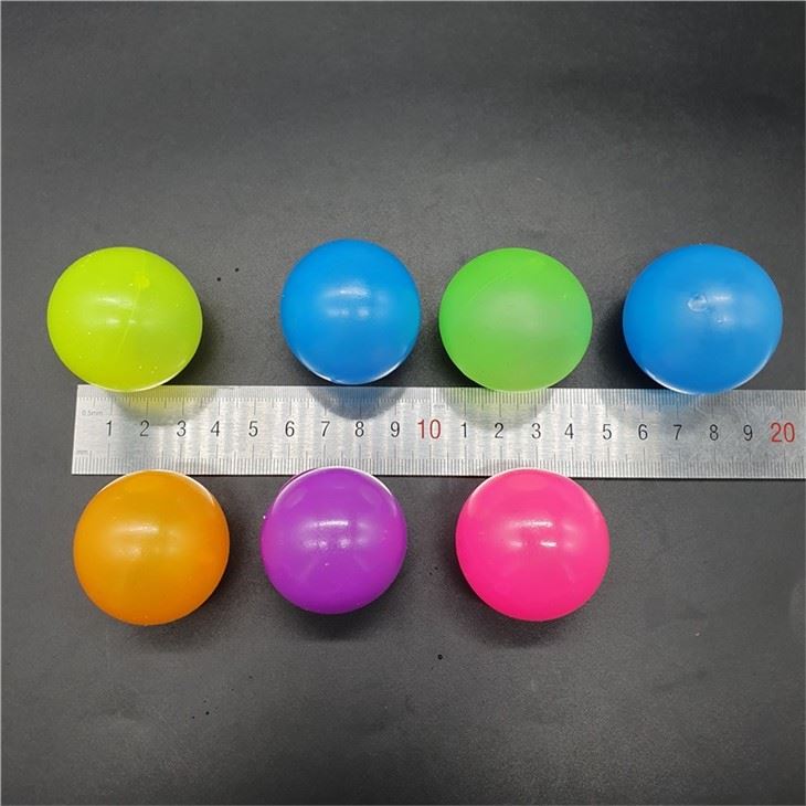 4.5cm Glow In The Dark Sticky Balls